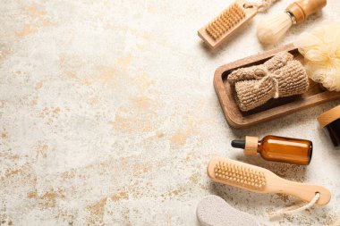 Grunge arka planında farklı banyo malzemeleri ve kozmetik ürünleri var.