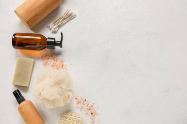 Hafif arka planda kozmetik ve banyo aksesuarları