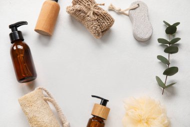 Hafif arka planda banyo aksesuarları ve kozmetik ürünlerinden yapılmış çerçeve, yakın plan