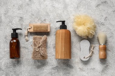 Grunge arka planında banyo aksesuarları ve kozmetik ürünleri