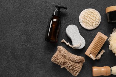 Karanlık arka planda farklı banyo malzemeleri ve kozmetik ürünleri.