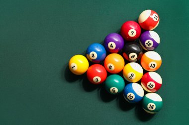 Yeşil masada farklı bilardo topları.