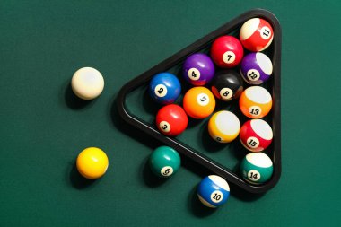 Yeşil masada bilardo toplarını topla.