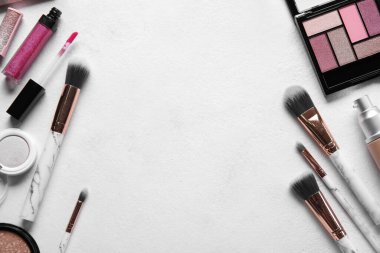 Hafif arkaplanda farklı makyaj ürünleri