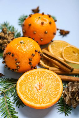 Mavi arka planda karanfil ve köknar dalından yapılmış el yapımı Noel süslemesi, yakın plan