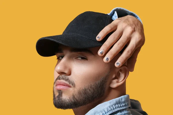 Retrato Hombre Joven Con Manicura Elegante Gorra Béisbol Sobre Fondo —  Fotos de Stock