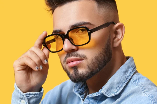 Porträt Eines Jungen Mannes Mit Stilvoller Maniküre Mit Sonnenbrille Auf — Stockfoto