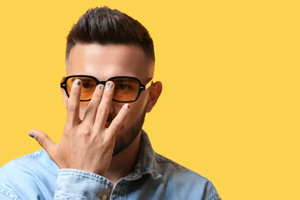 Young Man Stylish Manicure Adjusting Sunglasses Color Background — Stock Photo, Image