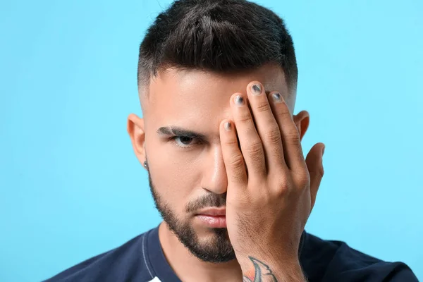 Retrato Homem Bonito Com Bela Manicure Sobre Fundo Cor — Fotografia de Stock