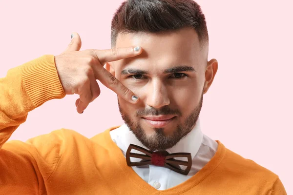 Homem Com Manicure Elegante Mostrando Gesto Sobre Fundo Cor — Fotografia de Stock