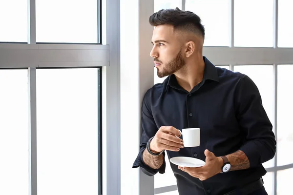 Modischer Mann Mit Trendiger Maniküre Hält Eine Tasse Kaffee Der — Stockfoto