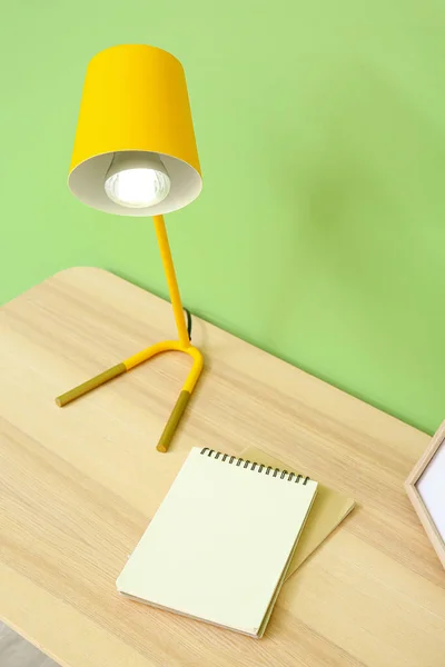 Világító Lámpa Notebook Fából Készült Asztalra Közel Színes Fal — Stock Fotó
