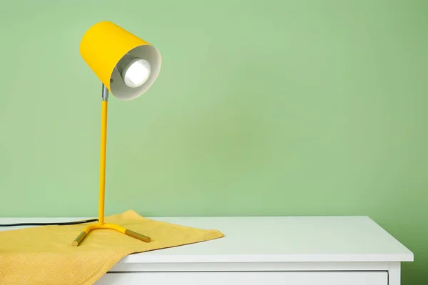 Lámpara Brillante Cómoda Cerca Pared Color — Foto de Stock