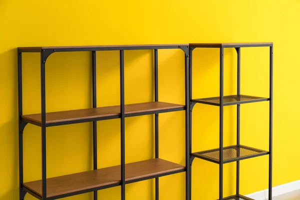 Moderne Staande Plank Unit Buurt Van Gele Muur — Stockfoto