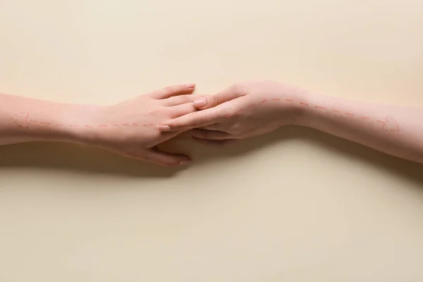 Γυναικεία Χέρια Σχέδιο Καρδιών Και Γραμμών Φόντο Χρώματος Έννοια Δωρεάς — Φωτογραφία Αρχείου