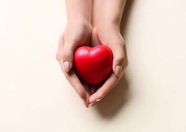 Γυναίκα Κρατώντας Κόκκινη Καρδιά Στο Φόντο Χρώμα Closeup Έννοια Δωρεάς — Φωτογραφία Αρχείου