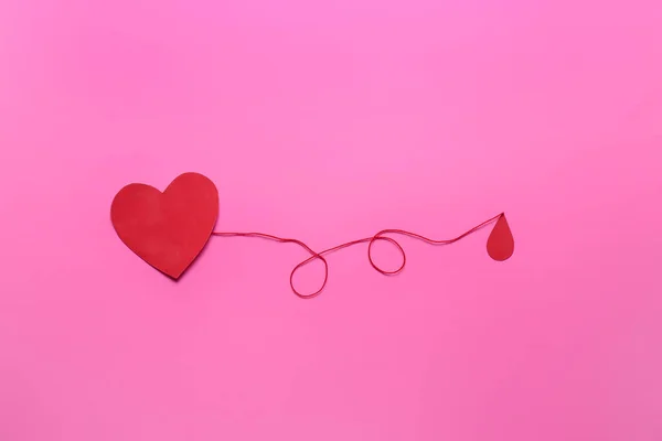 Coração Papel Vermelho Gota Sangue Fundo Cor Conceito Doação — Fotografia de Stock