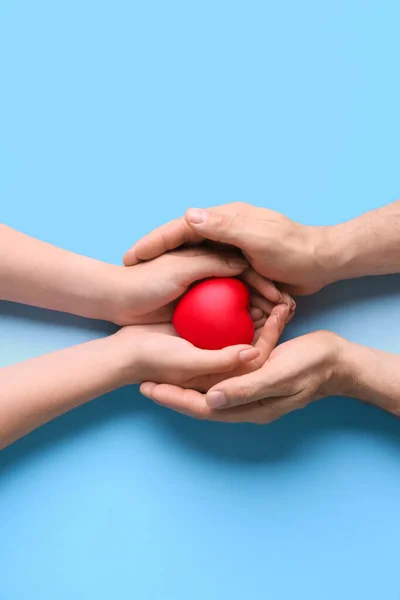 Mãos Masculinas Femininas Com Coração Vermelho Sobre Fundo Azul Conceito — Fotografia de Stock