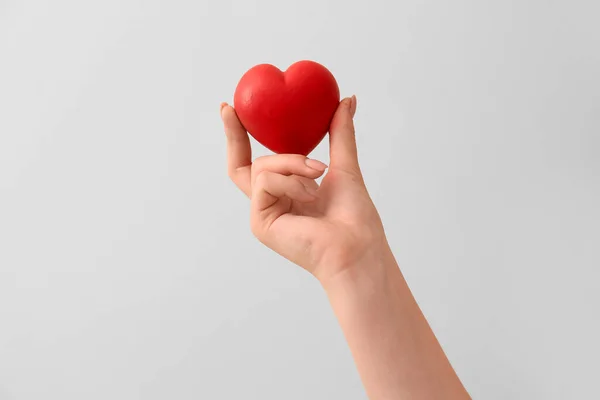 Mano Femminile Con Cuore Rosso Sfondo Colori Concetto Donazione — Foto Stock