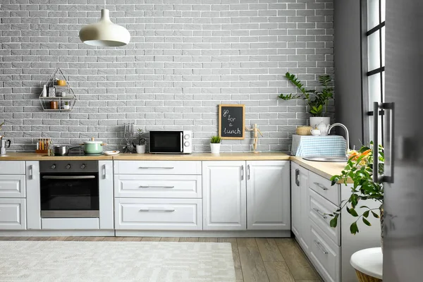 Interior Cocina Moderna Con Muebles Blancos Mesa Madera — Foto de Stock
