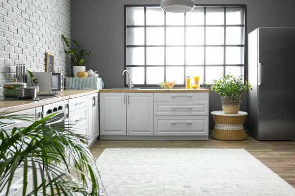 Interior Cocina Moderna Con Ventana Grande Muebles Blancos — Foto de Stock