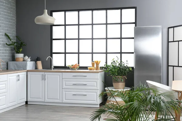 Interior Cocina Moderna Con Muebles Elegantes Gran Ventana — Foto de Stock
