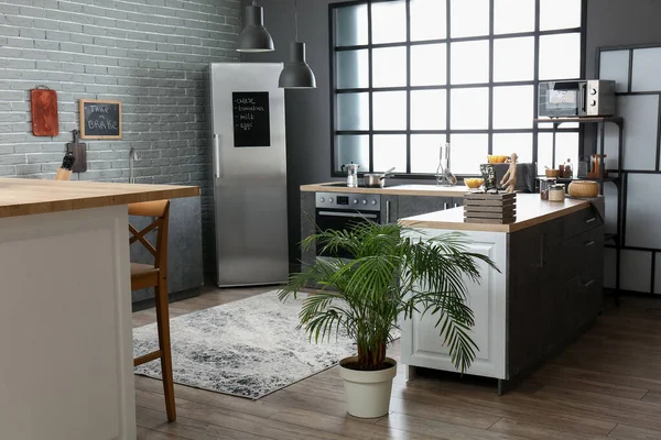 Interieur Van Stijlvolle Keuken Met Modern Meubilair Groot Raam — Stockfoto