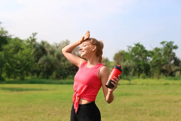 Vrouw Moe Training Fles Vasthouden Met Proteïne Shake Buiten — Stockfoto