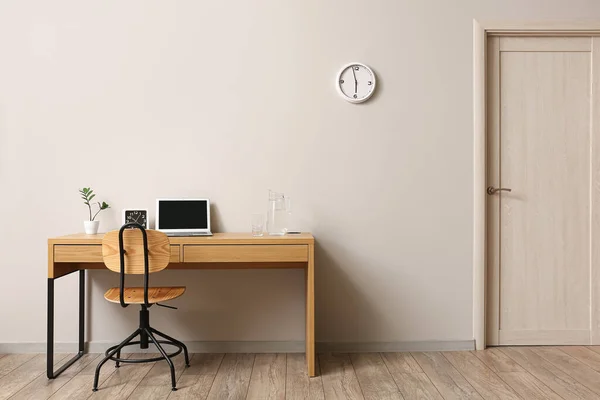 Bekväm Arbetsplats Med Modern Dator Kanna Med Vatten Och Glas — Stockfoto