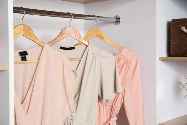 Závěsy Stylovým Ženským Oblečením Skříni — Stock fotografie