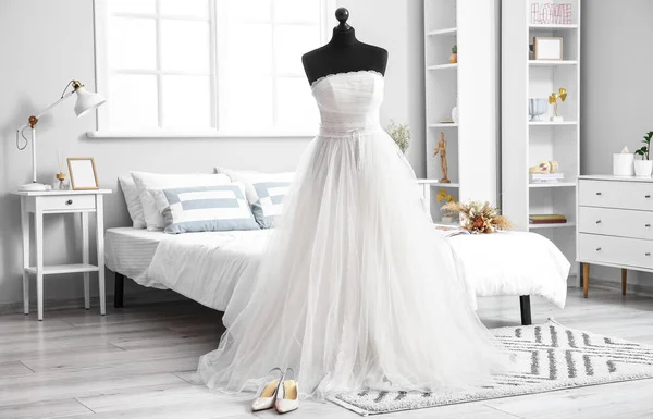 穿着漂亮婚纱的人体模特准备在浅色房间的内部举行婚礼 — 图库照片