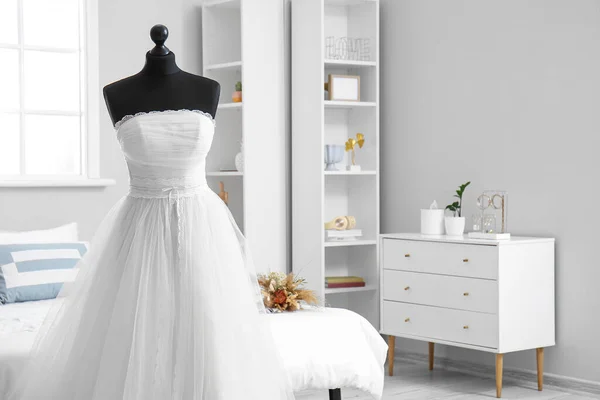 穿着漂亮婚纱的人体模特准备在浅色卧室举行婚礼 — 图库照片