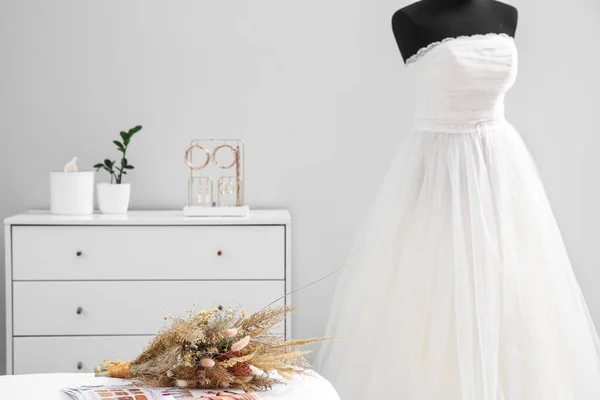 Букет Квітів Манекен Весільним Платтям Світлій Кімнаті — стокове фото