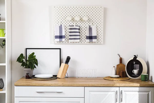 Elegante Mostrador Pegboard Pared Blanca Cocina Moderna — Foto de Stock