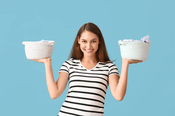 Mooie Huisvrouw Met Wasgoed Kleine Manden Blauwe Achtergrond — Stockfoto