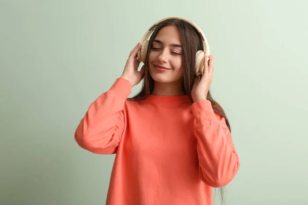 Cool Young Woman Listening Music Color Background — Stock Photo, Image