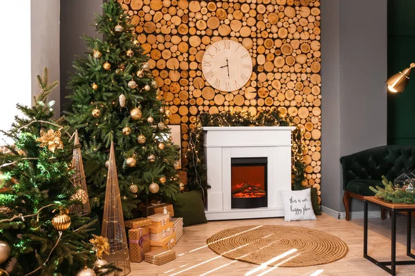 Elegante Interior Con Árbol Navidad Junto Chimenea Gran Reloj Pared — Foto de Stock