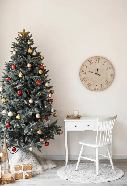 Stijlvol Interieur Met Kerstboom Klok Lichte Muur — Stockfoto