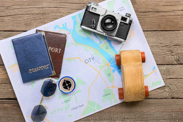 写真カメラ パスポート 木製の車 サングラス 木製の背景の地図 — ストック写真