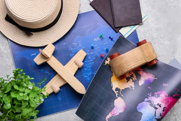 浅色背景的柳条帽 木制飞机 护照和地图 — 图库照片