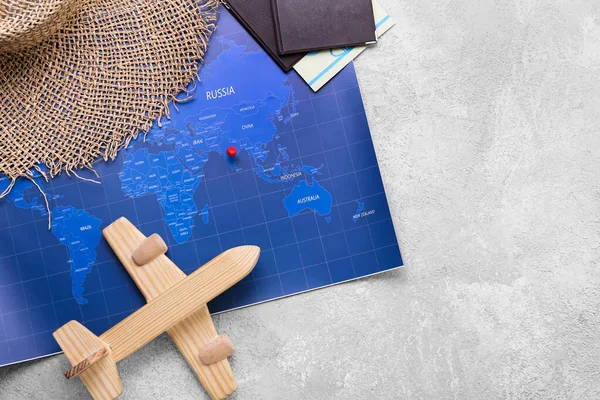 Wiklinowy Kapelusz Drewniany Samolot Paszporty Mapa Świata Szarym Tle — Zdjęcie stockowe