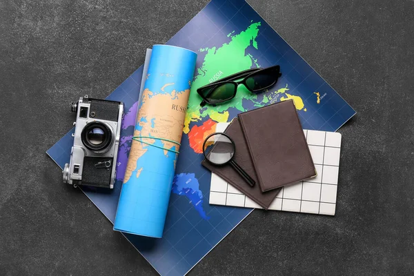 Фотоапарат Сонцезахисні Окуляри Паспорти Карти Темному Фоні — стокове фото