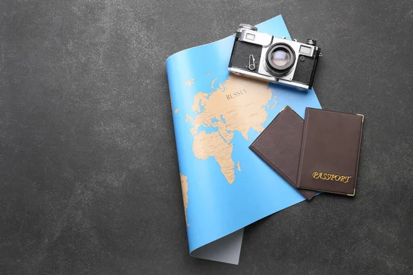 Fotoğraf Makinesi Pasaportlar Karanlık Arka Plandaki Harita — Stok fotoğraf