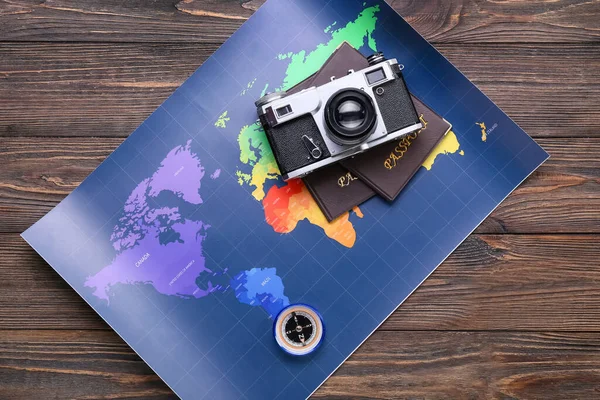 Fotoğraf Makinesi Pasaportlar Pusula Tahta Arka Plandaki Dünya Haritası — Stok fotoğraf
