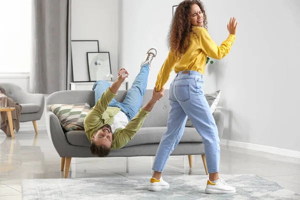 Mujer Joven Rechazando Propuesta Matrimonio Casa — Foto de Stock