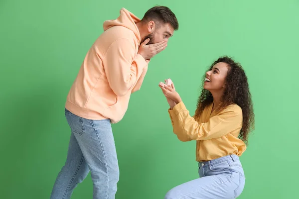 Mujer Joven Proponiendo Novio Sorprendido Fondo Color — Foto de Stock