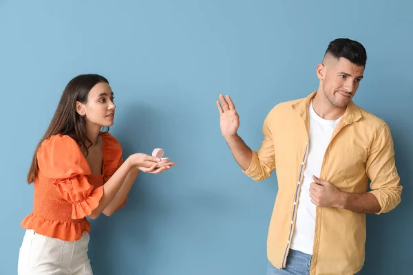 Jovem Rejeitando Proposta Casamento Fundo Cor — Fotografia de Stock