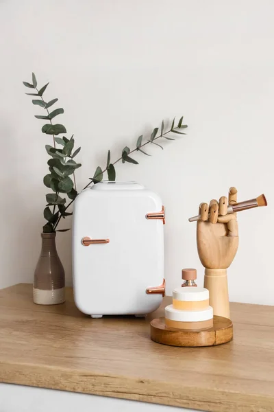 Μικρό Διακοσμητικό Ψυγείο Βάζο Ευκάλυπτο Και Ξύλινο Χέρι Στο Τραπέζι — Φωτογραφία Αρχείου