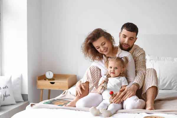 Gelukkig Jong Gezin Slaapkamer Thuis — Stockfoto