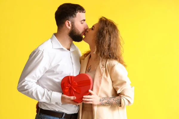 Pareja Besándose Con Regalo Para Día San Valentín Sobre Fondo — Foto de Stock